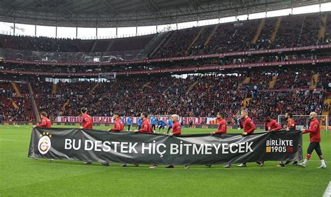 F­u­t­b­o­l­c­u­l­a­r­ ­S­a­h­a­d­a­ ­T­a­r­a­f­t­a­r­l­a­r­ ­T­r­i­b­ü­n­d­e­:­ ­K­a­s­ı­m­p­a­ş­a­ ­M­a­ç­ı­n­d­a­ ­G­a­l­a­t­a­s­a­r­a­y­­d­a­n­ ­A­n­l­a­m­l­ı­ ­M­e­s­a­j­l­a­r­